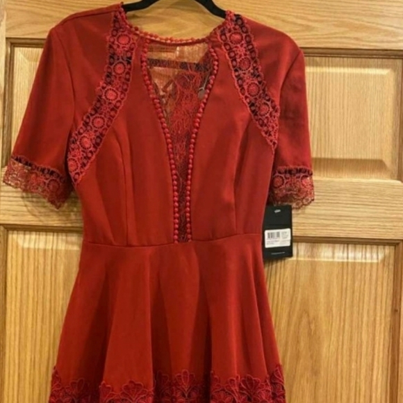 Nicholas Lace-Trim Crepe Short-Sleeve Dress - Picture 3 of 14